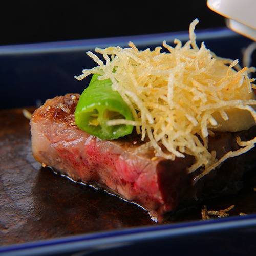 ゆったりリラックスして
お部屋でいただく懐石料理 / 3