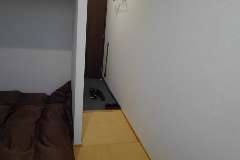 部屋が狭いため、これ以上引いて撮れない。