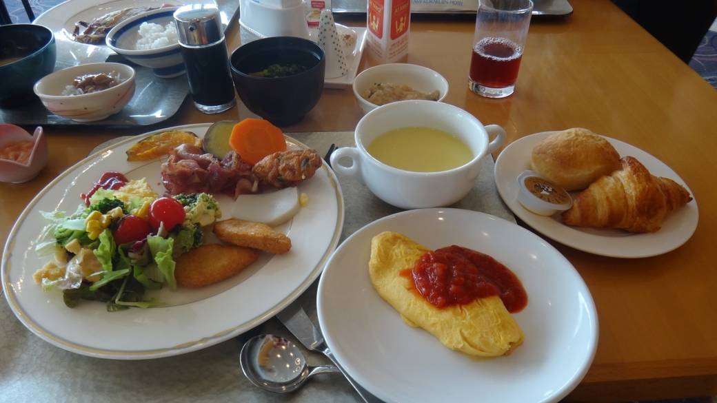 洋食・和食を取り揃えた
ブッフェスタイルの朝食 / 1