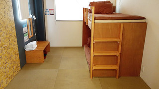 トリプルルーム 共用バスルーム (チェックイン午後10時まで)