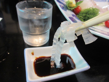 「海中魚処 萬坊」料理 637437 透明で透き通ったコリコリした歯ごたえのあるイカの刺身はやっぱり生き造りの醍醐味ですね。

 友人も満足したみたいでした。
