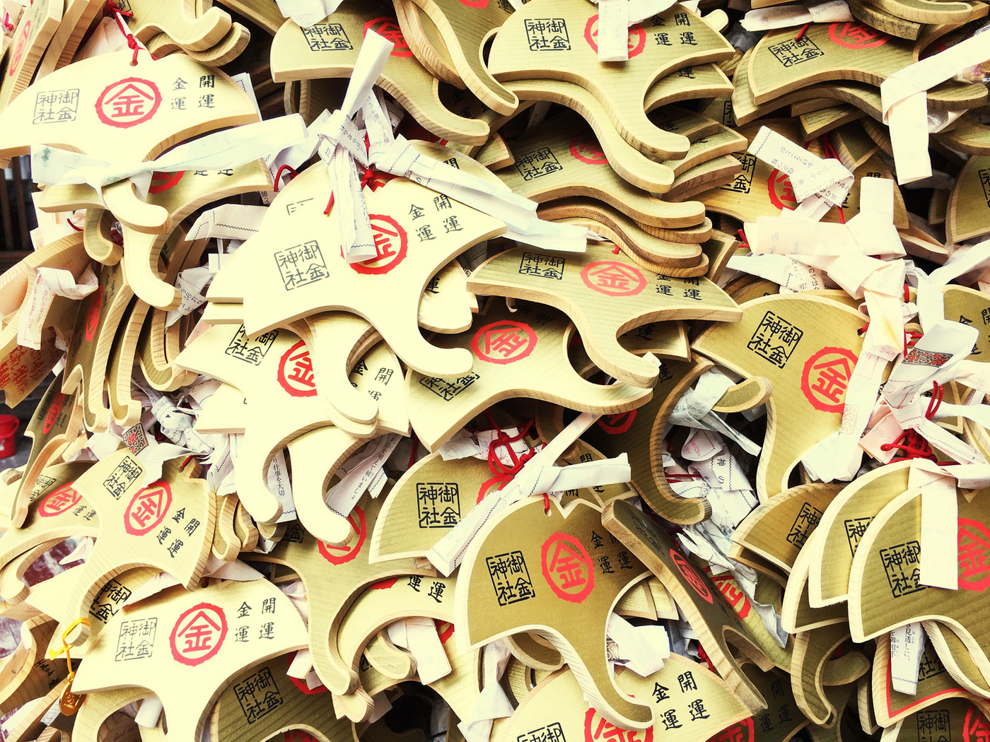 京都の中心街にある金運の神様です。御神木がイチョウの木なので、イチョウの葉っぱを形取った絵馬になっています。