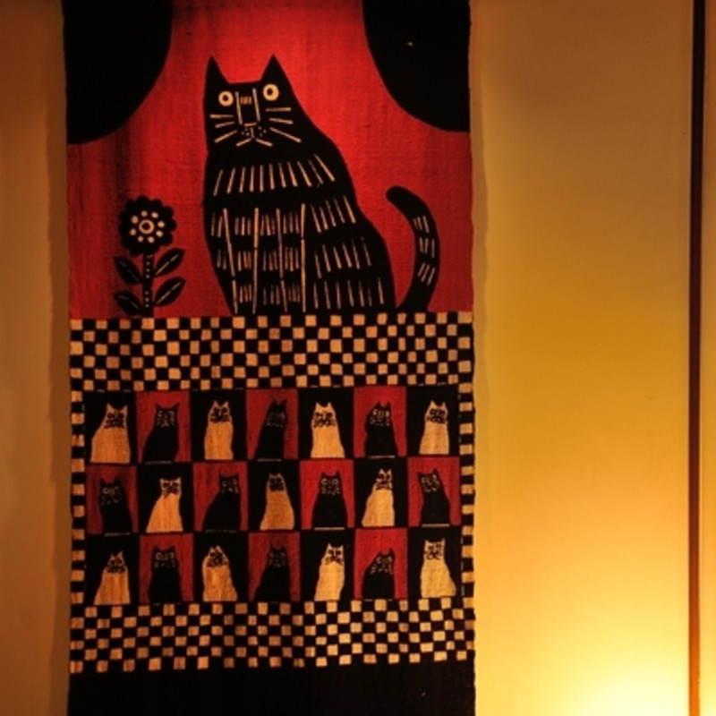 館内 猫のタペストリー