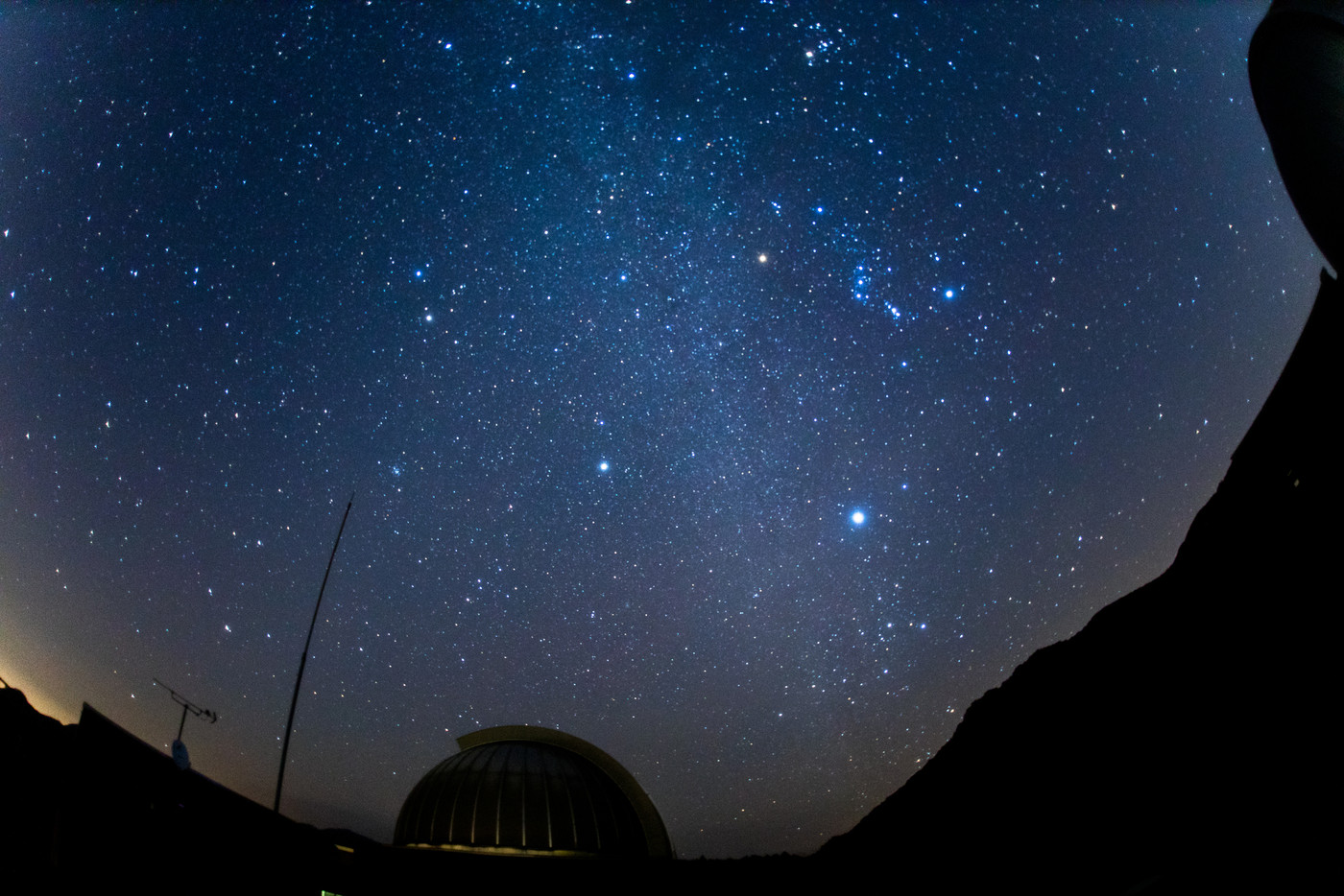 福岡県八女市 星野村の天文台と星空（消灯後）