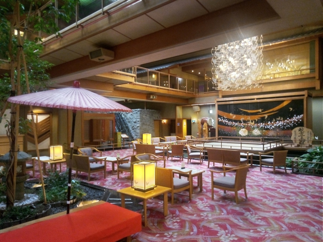 ロビーです。舞台の下には鯉が泳いでいます。