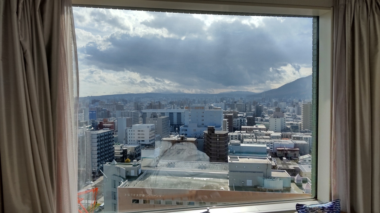この写真では見切れてますが、藻岩山方面が見えます。