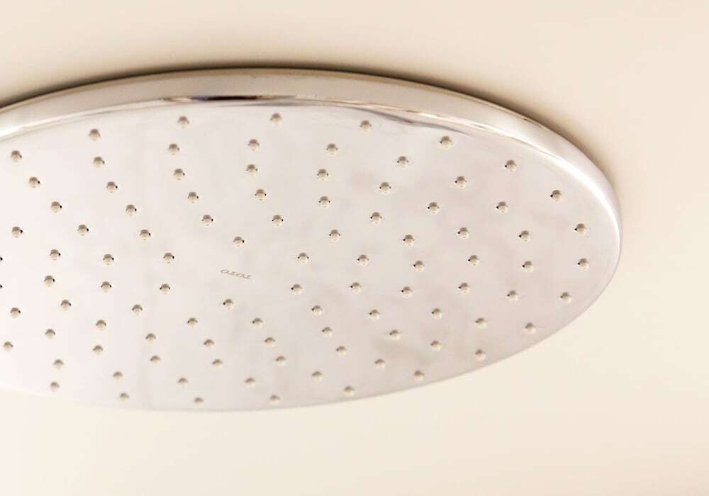 バスルームのシャワー