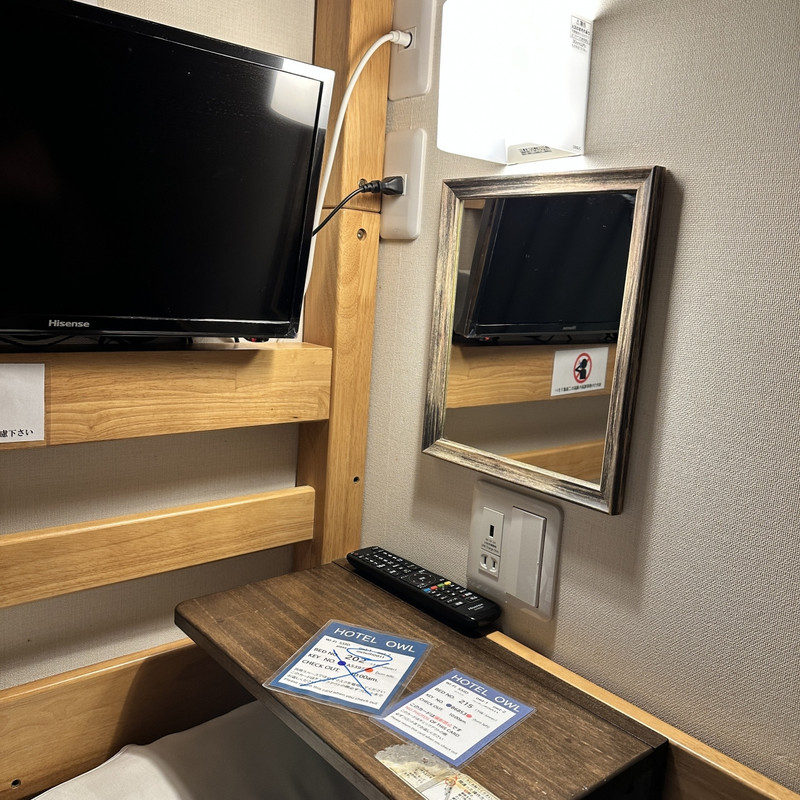 テレビと鏡とちょっとしたテーブルも