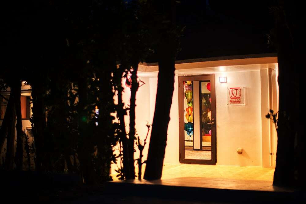 施設の正面 (日没後)