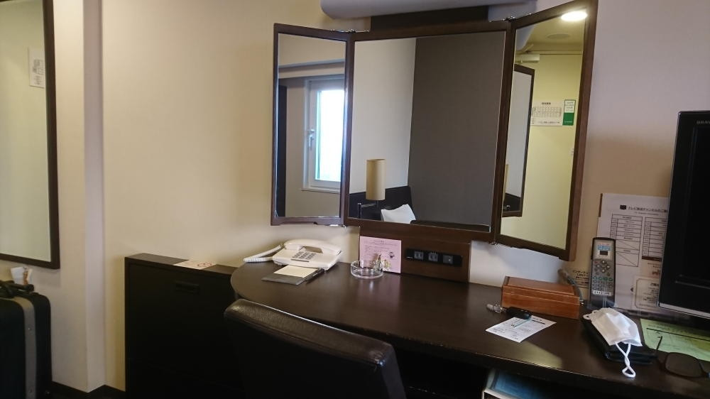 鏡は三面開きです