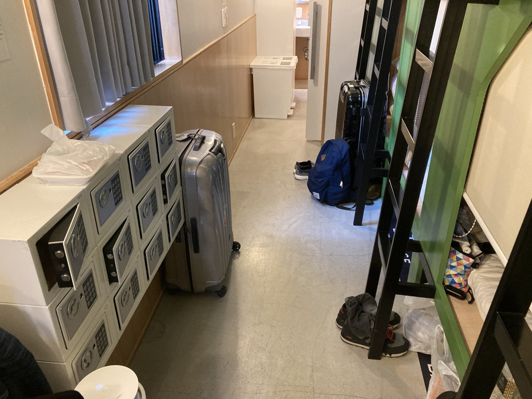 自分のベッドの前から撮影。セイフティボックスもある