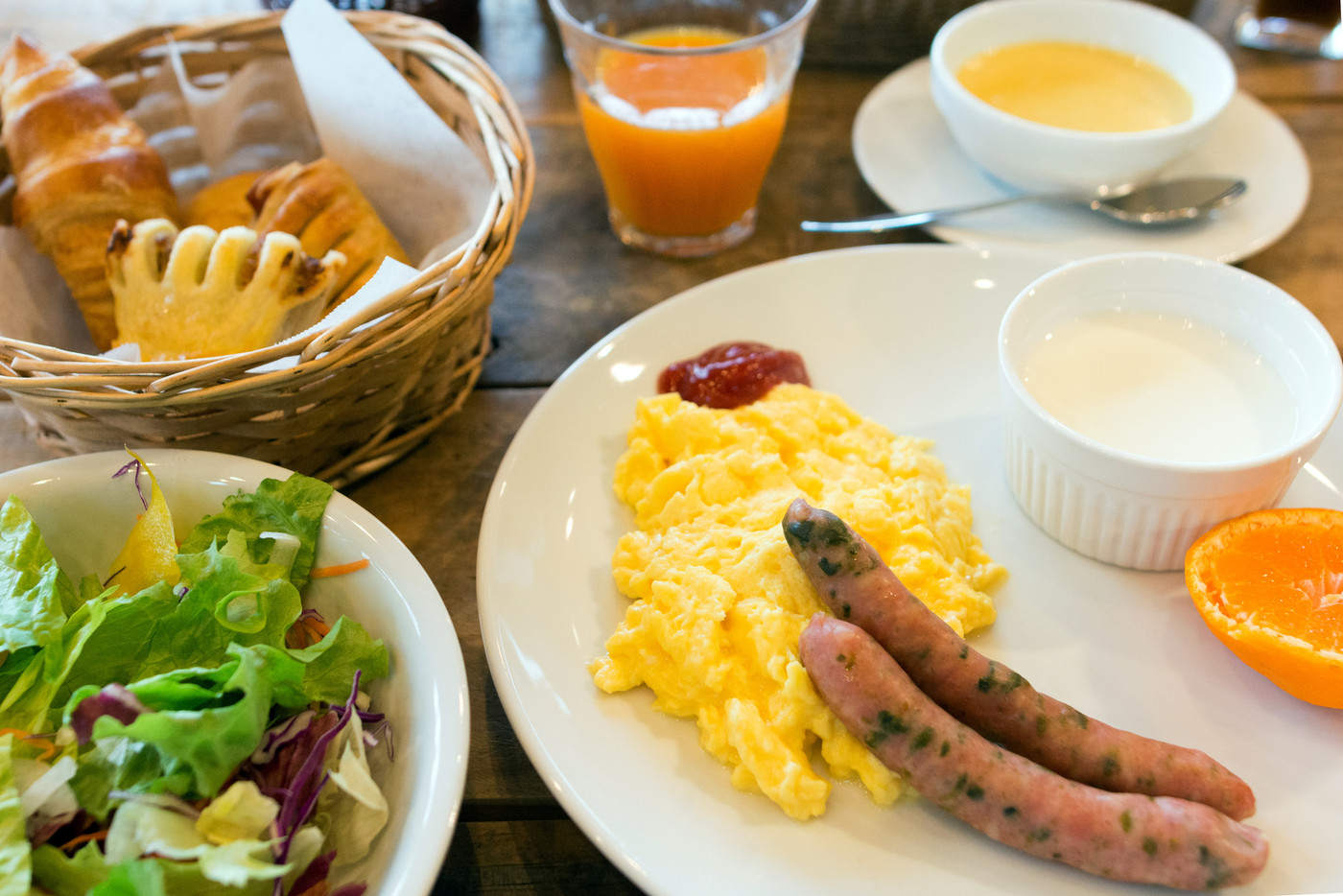 北米の片田舎を思わせるログハウスでくつろぐ4010497