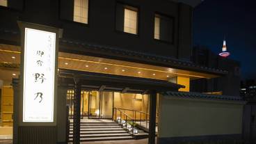 施設の正面 (日没後) / 6