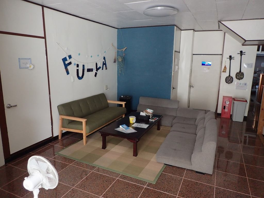 一階の「談話場所」。ドア１枚で客室。夜うるさくて眠れなかった