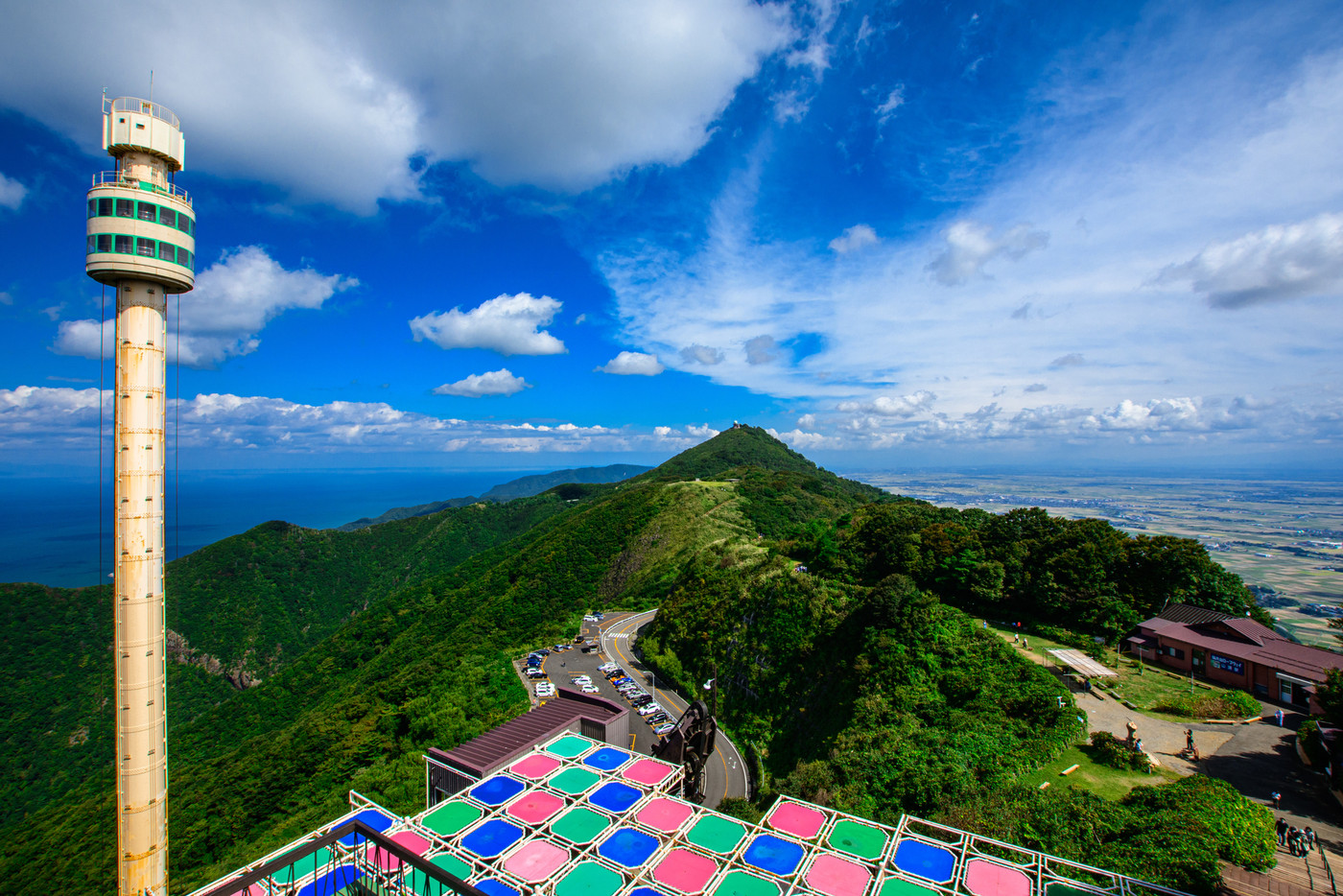 弥彦山の展望タワーと青空