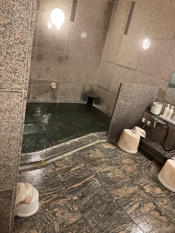 浴場は全体的に狭め