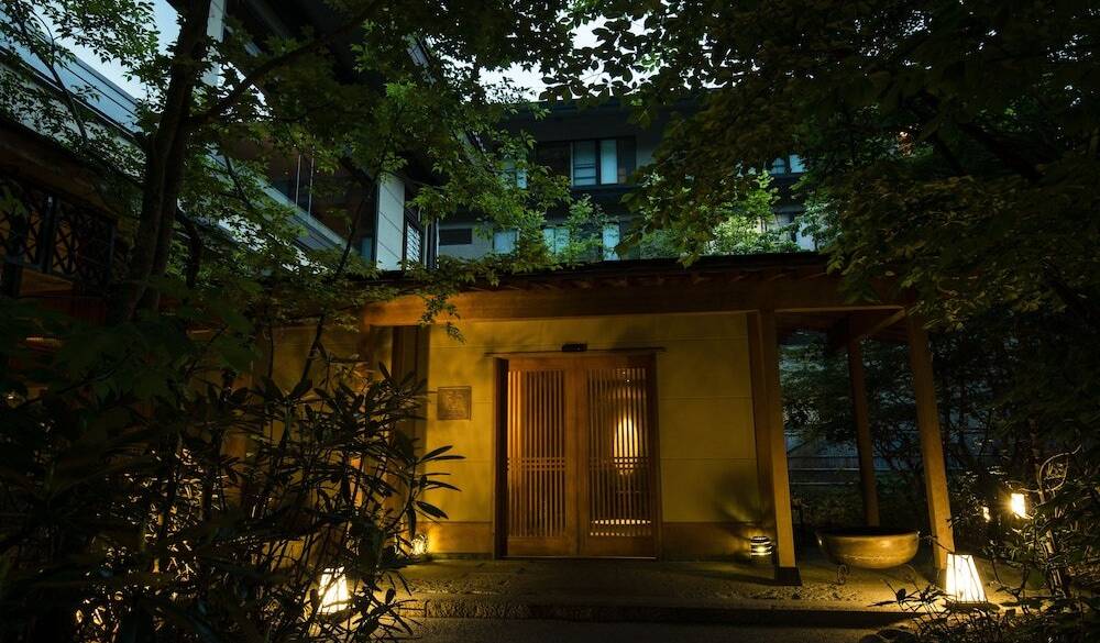 木々に包まれた
癒しの一軒宿へ / 1