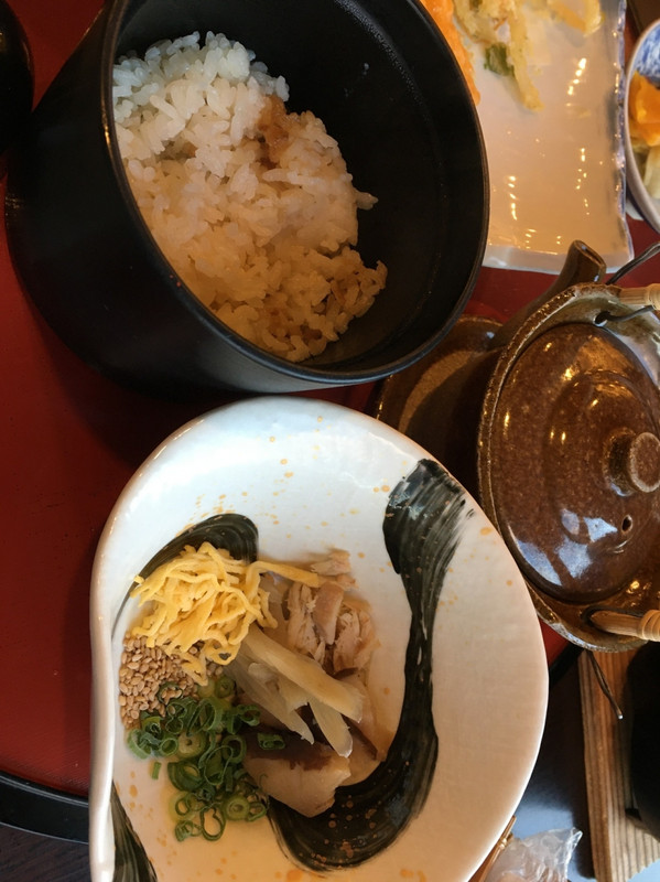 鶏飯、具材とお出汁をかけてたべます