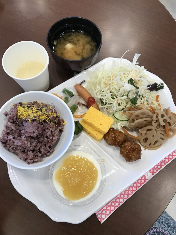 無料の朝食（ビュッフェ）