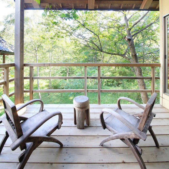 せせらぎを聴く 水あかり テラス