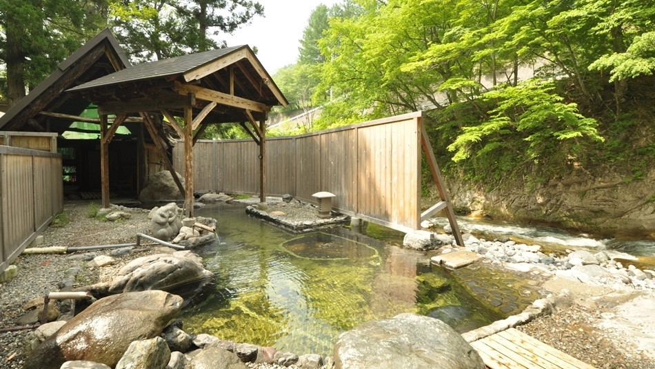 18の趣向の異なる露天風呂はまさに温泉テーマパーク！山里にある田舎宿4021176