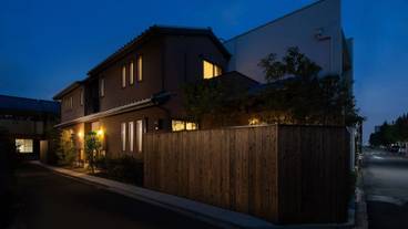 施設の正面 (日没後) / 2