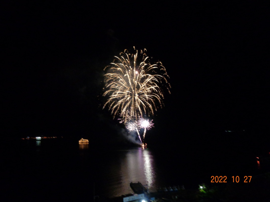 21時少し前に湖で花火が上がりました。（10分位見れました）