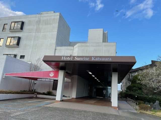 元はサン勝浦と云った旅館をリノベしたらしいです。