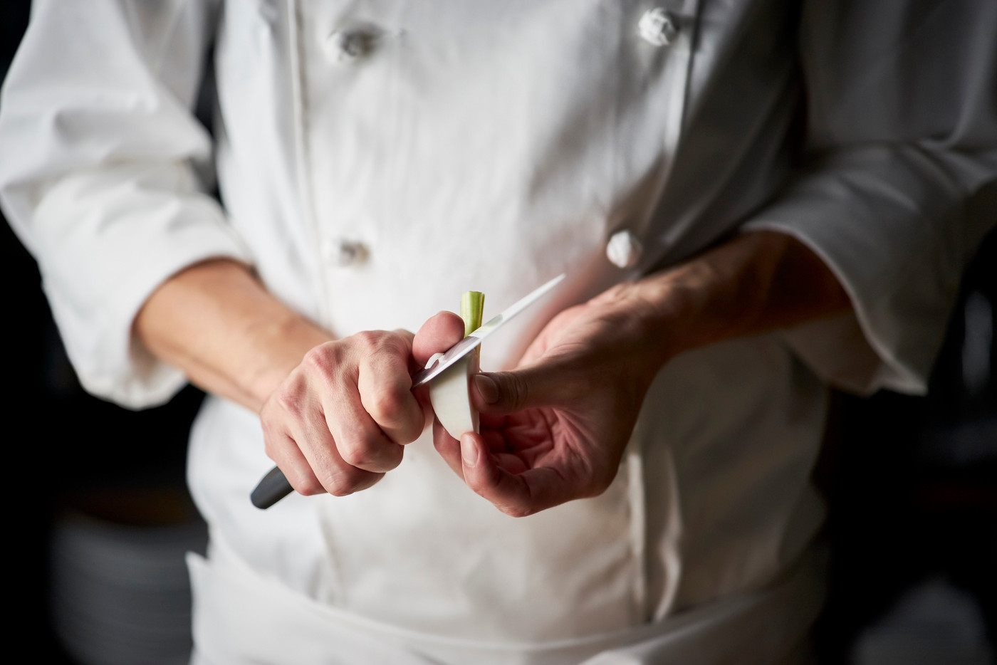 調理するシェフの手元