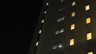 施設の正面 (日没後) / 1