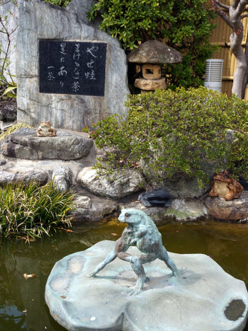 4．小林一茶ゆかりの寺でカエルがお待ちかね「炎天寺」2349623