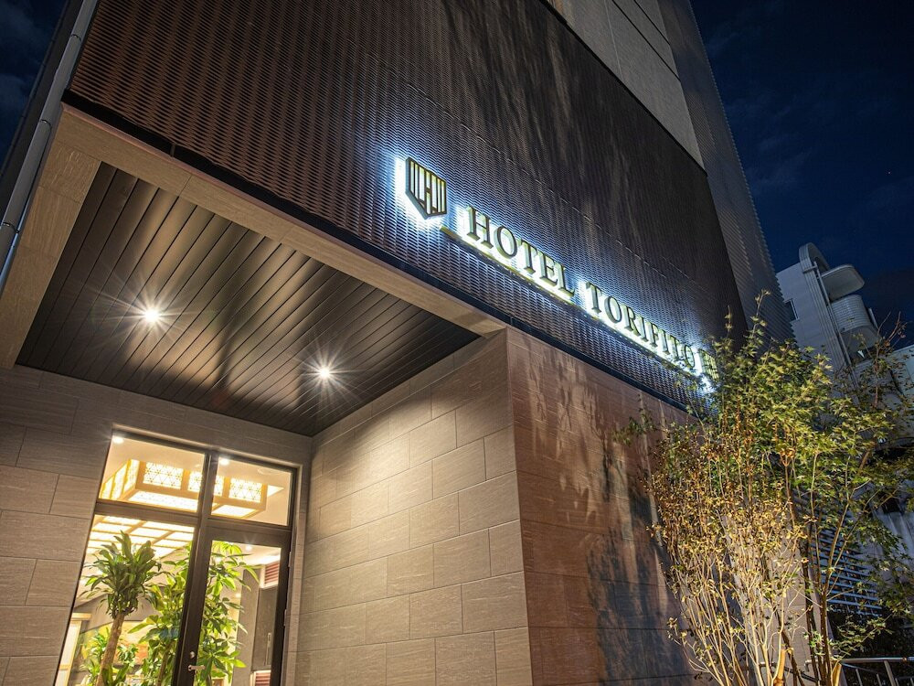 施設の正面 (日没後)