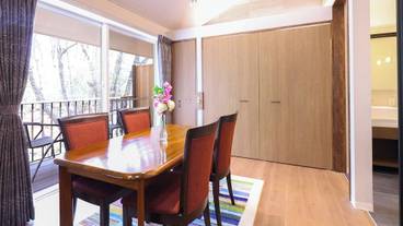 客室内のダイニングエリア / 32