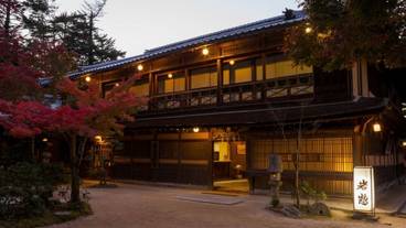 施設の正面 (日没後) / 7