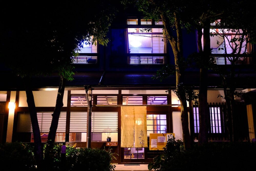 施設の正面 (日没後)