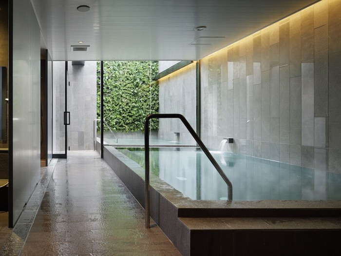 広々としたモダンな大浴場。湯上りには1階カフェでビールをグビッと♡