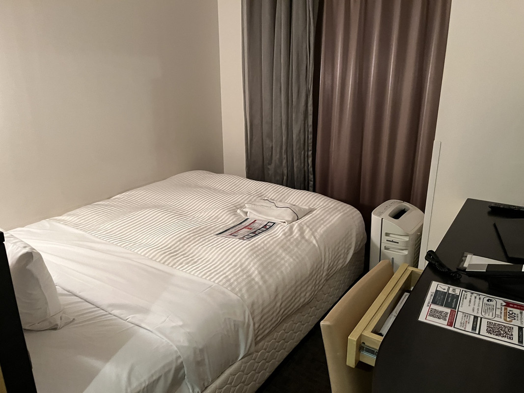 ベッドだけでカツカツの狭い部屋