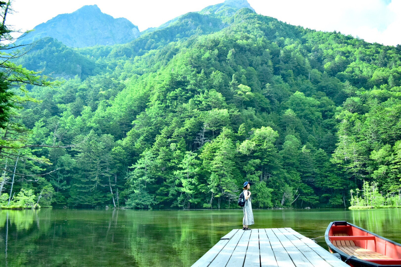 休日に日帰りで上高地へ。1時間弱歩き、明神池を見に行きました。水面に緑が反射していて、息をのむ程の綺麗な景色でした(^^)