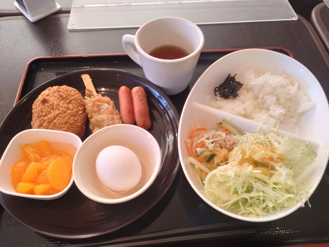 朝食は和洋食も提供しいる。揚げ物とソーセージ普通だった
