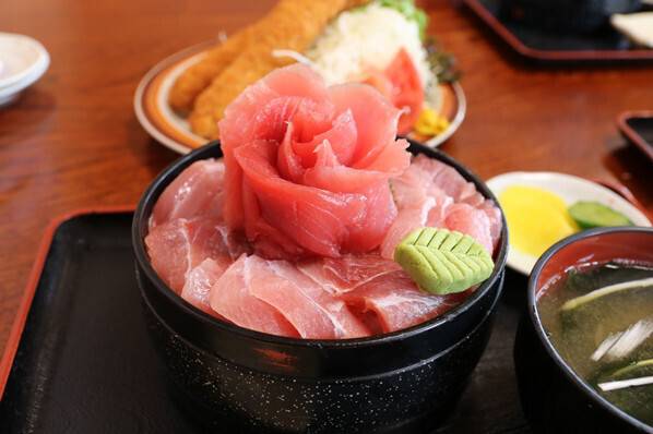 「まるよ 西条店」で
新鮮な海鮮丼ランチ / 2