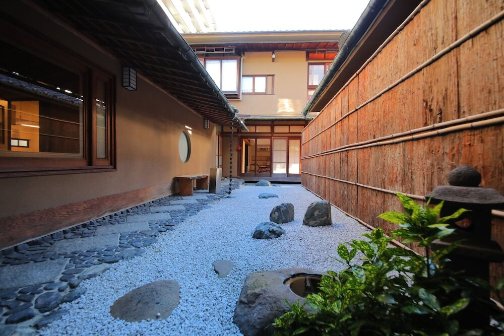 6.木造建築とアートが融合！感性を刺激する「どうごや」3545687