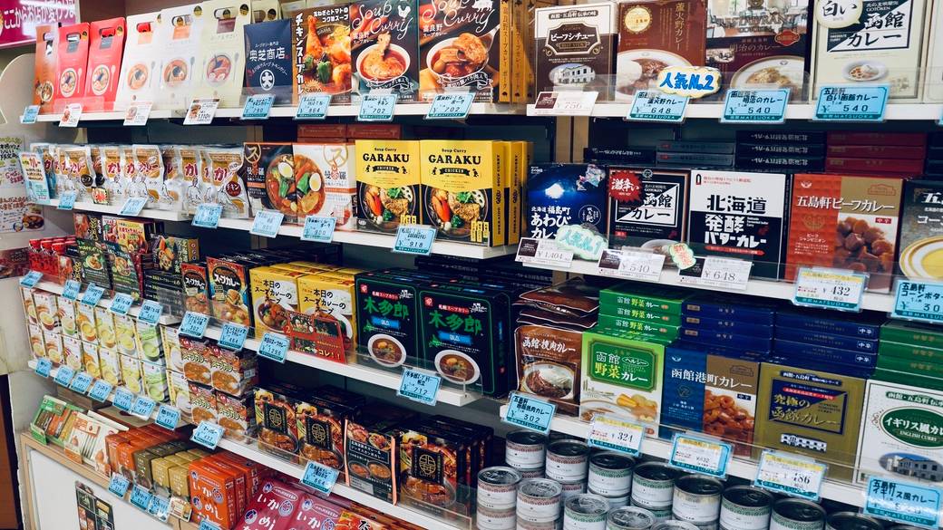 函館限定の商品も揃う松岡商店 / 1