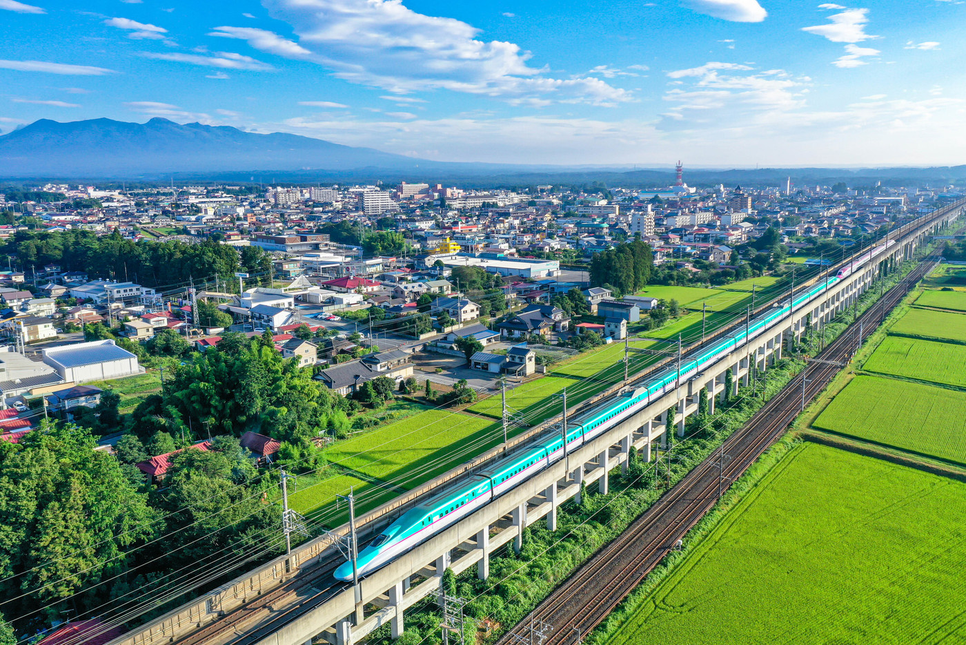 東北新幹線と夏の那須、8月の東北新幹線、真夏の東北新幹線、ドローン撮影、快晴の東北新幹線、