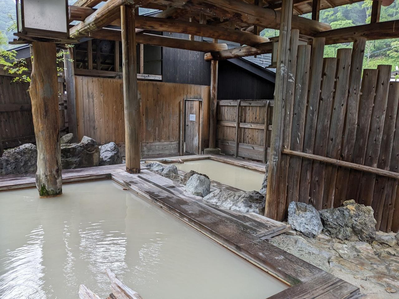 濁ったお湯が特徴の泥湯温泉が体験できる秘湯宿4023408