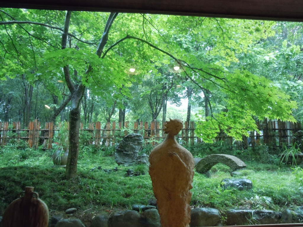 「小さなホテル セラヴィ」 内観 9101276 ロビーの大きなガラスの緑は絵画のよう