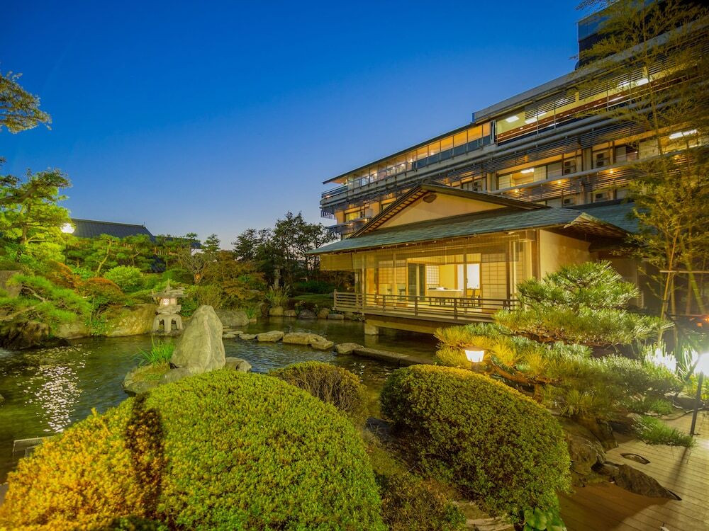 見事な日本庭園で非日常空間が味わえる4089368