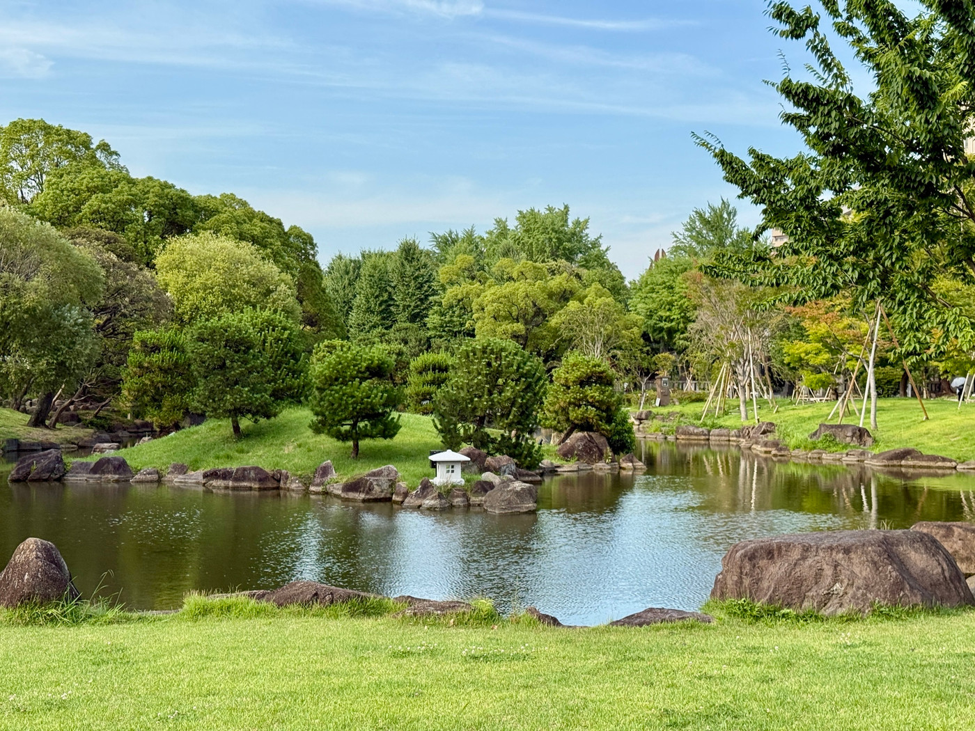 人気のパンを味わったり、近くの公園を散策したり♪3849885