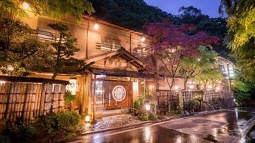 施設の正面 (日没後) / 2