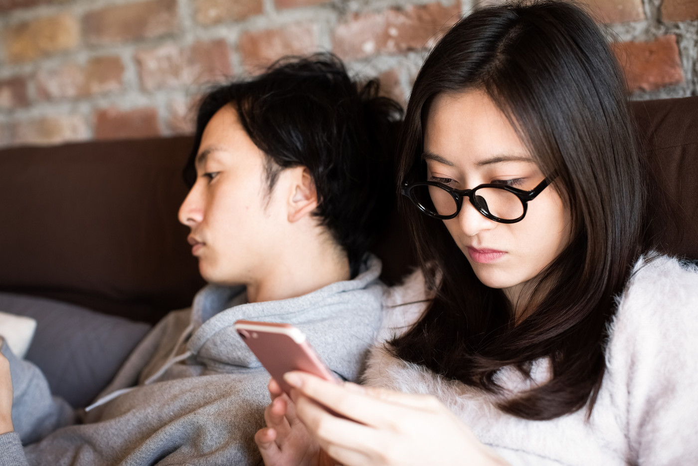 スマホを見るカップル　ライフスタイル