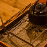 ぼーっと火を囲む贅沢。全国の囲炉裏のある宿で至極の安らぎ時間を